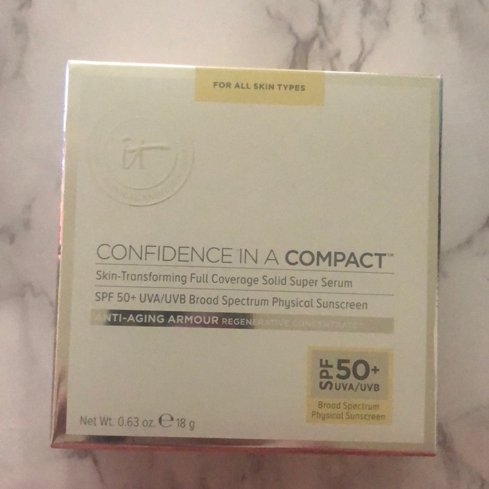 It cosmetics confidence in a compact